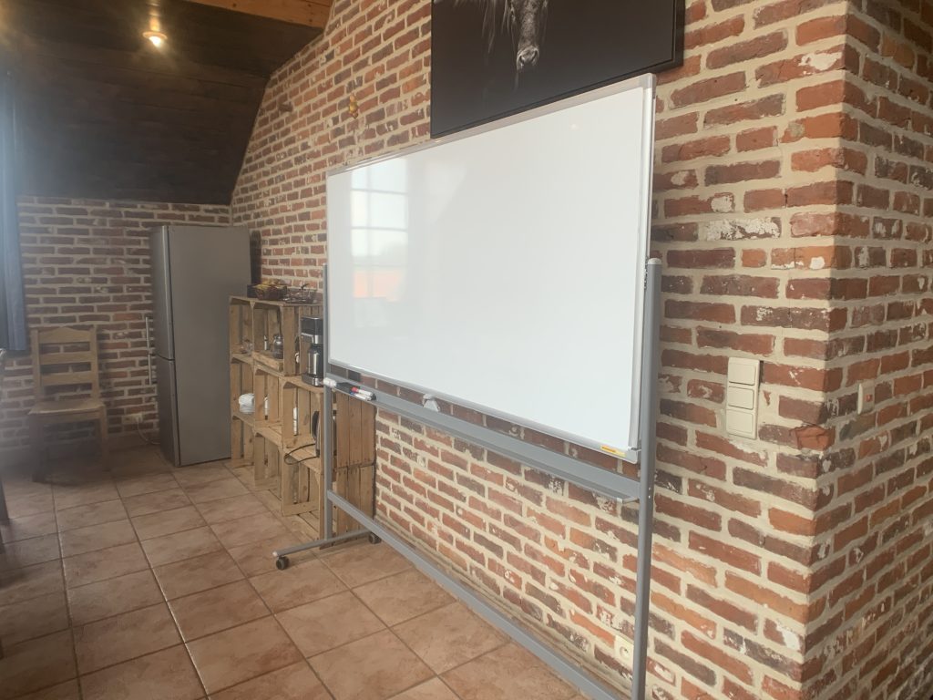 tableau blanc dans la salle de réunion