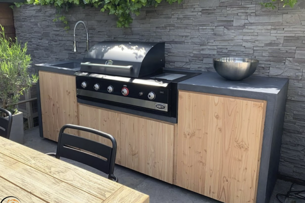 Buitenkeuken met ruime gas BBQ
