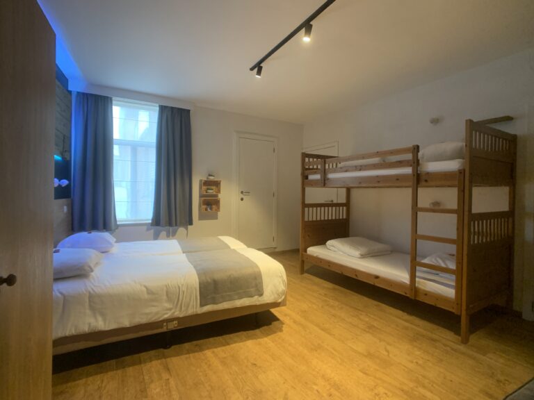 Vierpersoonskamer - 2 single bedden en stapelbed - super comfortabele bedden - TV - bedden zijn opgemaakt bij aankomst