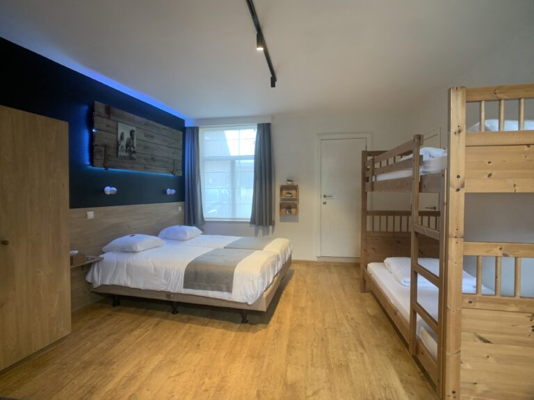 Vierpersoonskamer - 2 single bedden en stapelbed - super comfortabele bedden - TV - bedden zijn opgemaakt bij aankomst